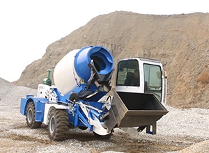 自上料搅拌车源头生产厂家(图1)